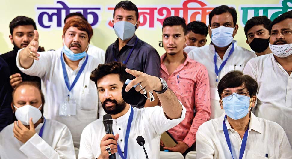 पार्टी की एक बैठक में चिराग पासवान