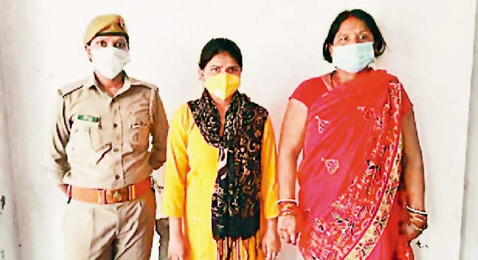 धांधली में गिरफ्तार जूली और उसकी मां बबीता देवी 