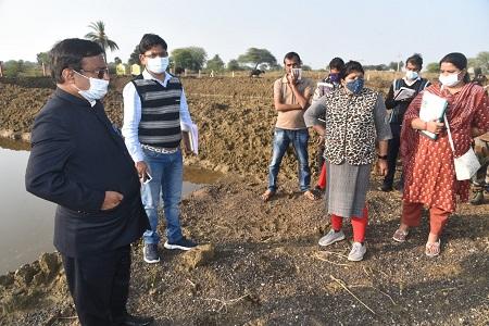 पहले दिन ही विभागीय प्रशासनिक और शासन द्वारा संचालित योजनाओं पर सक्रिय दिखे संभागायुक्त 3