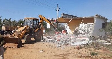बानबरदअहिवारा में तहसील कार्यालय के सामने से हटाया गया शासकीय भूमि से अतिक्रमण 1