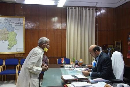 नल में 03 माह से पानी नहीं आने मंदिर परिसर में मलबा रखने की शिकायत लेकर जनदर्शन में आया आवेदन 1