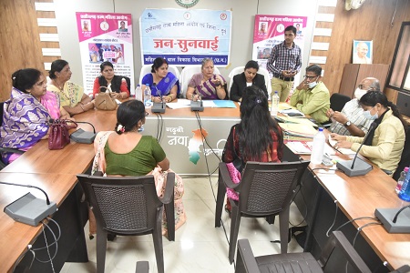 पांच मिनट में निपटाया प्रकरण 75 हजार का चेक आवेदक को मिला हाथों हाथ 6